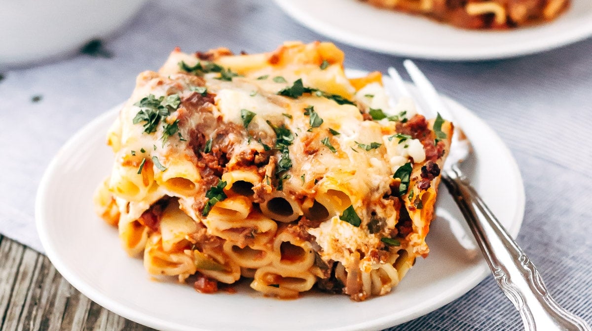 Baked Mostaccioli With Meat Sauce / Three Cheese Baked Mostaccioli Video Tidymom - Season with salt and pepper to taste and set aside.