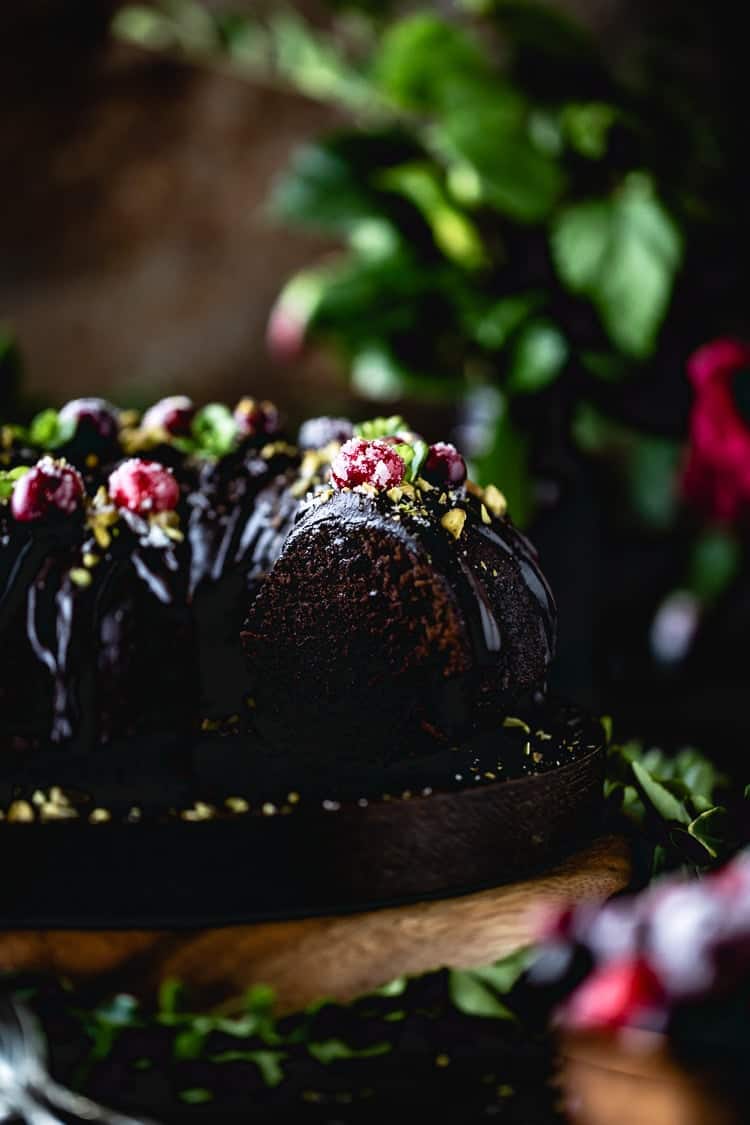 Made a dark chocolate bundt cake, intensely chocolatey, super moist. Wanted  to use my fancy new Bundt pan for something. : r/Baking