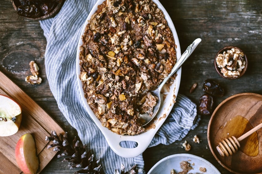 Baked Oatmeal with Date Butter, Apples and Walnuts: A naturally-sweetened baked oatmeal recipe that is also vegan and gluten-free. A healthy bowl of goodness for a perfect weekend breakfast.