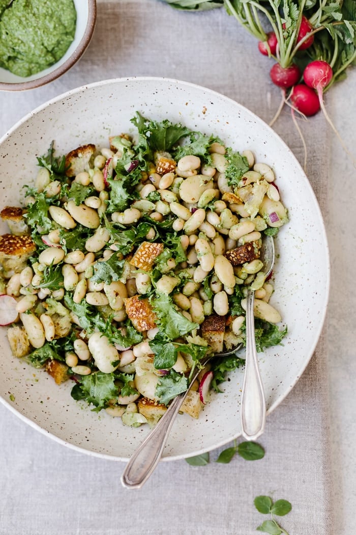 Recipe for arugula salad with white beans in a large bowl