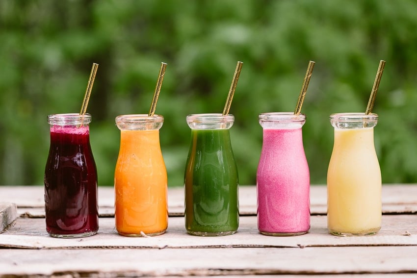 Different colors of smoothies in glass bottles
Benefits of Smoothies: Find out why it is good to have 1 smoothie a day. 