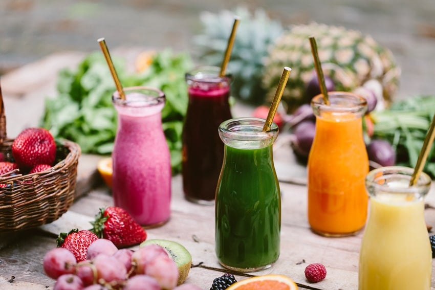 Several smoothies are together in glass bottles - Benefits of Smoothies: Find out why it is good to have 1 smoothie a day. 