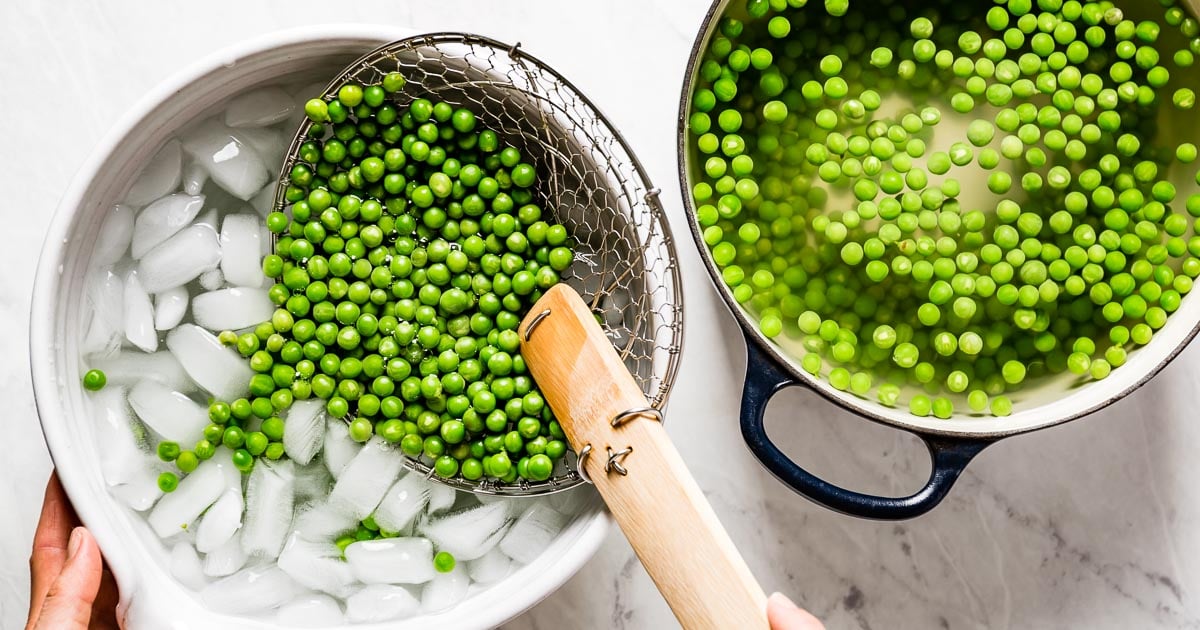 https://foolproofliving.com/wp-content/uploads/2021/03/Blanching-and-freezing-fresh-peas.jpg