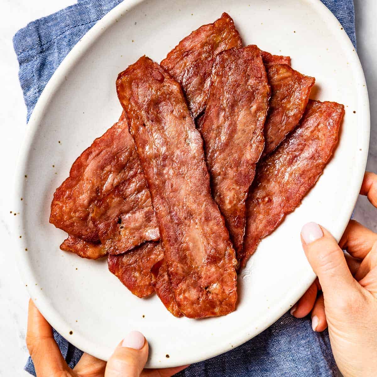 https://foolproofliving.com/wp-content/uploads/2022/02/How-to-cook-turkey-bacon-in-the-oven-recipe.jpg