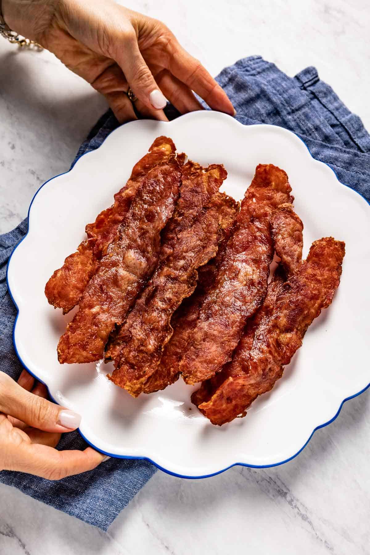 https://foolproofliving.com/wp-content/uploads/2022/04/Turkey-Bacon-in-Air-Fryer.jpg