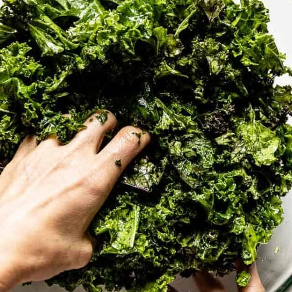 Person massage kale.