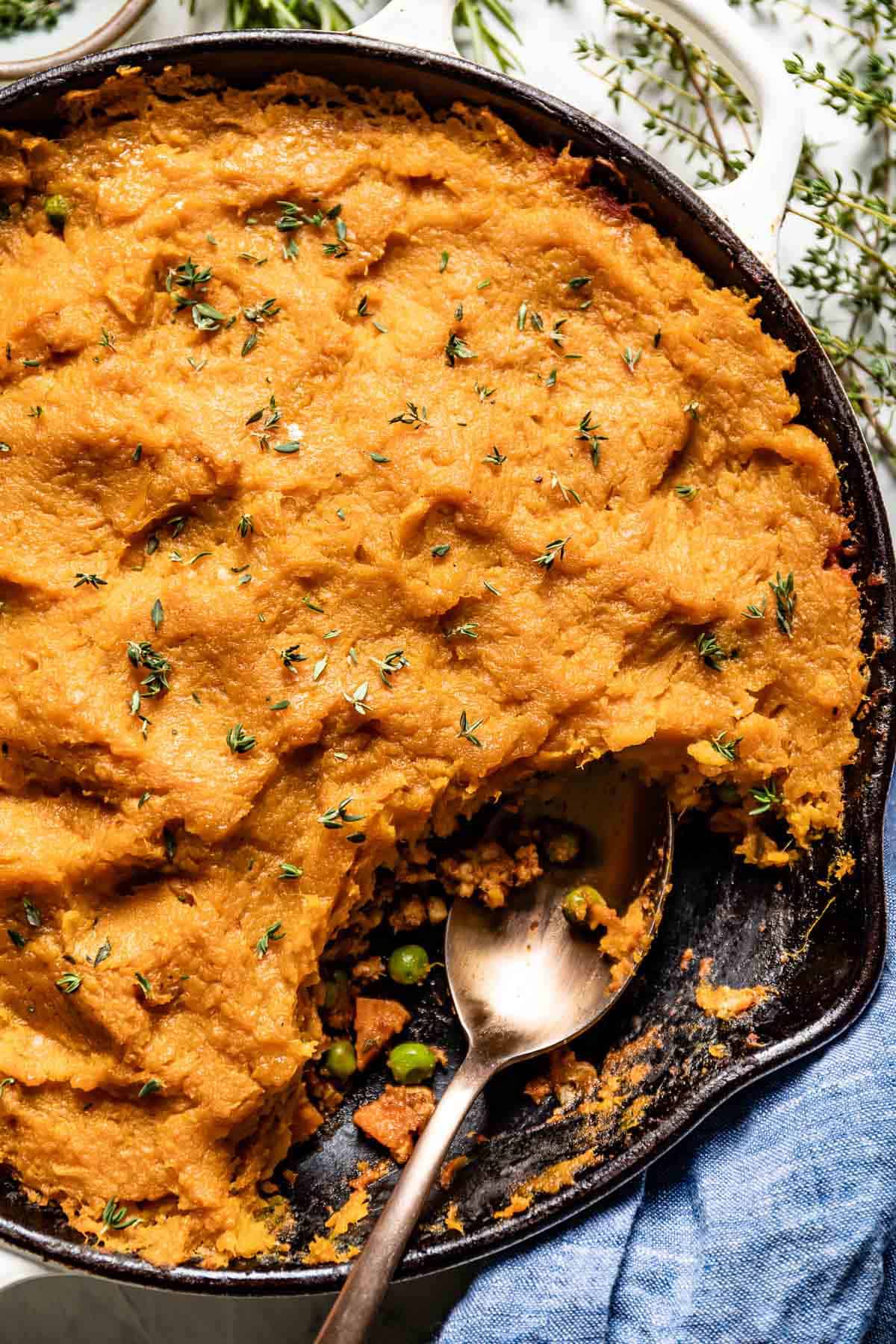 A close-up of a shepherd's pie topped with sweet potatoes in a skillet. 