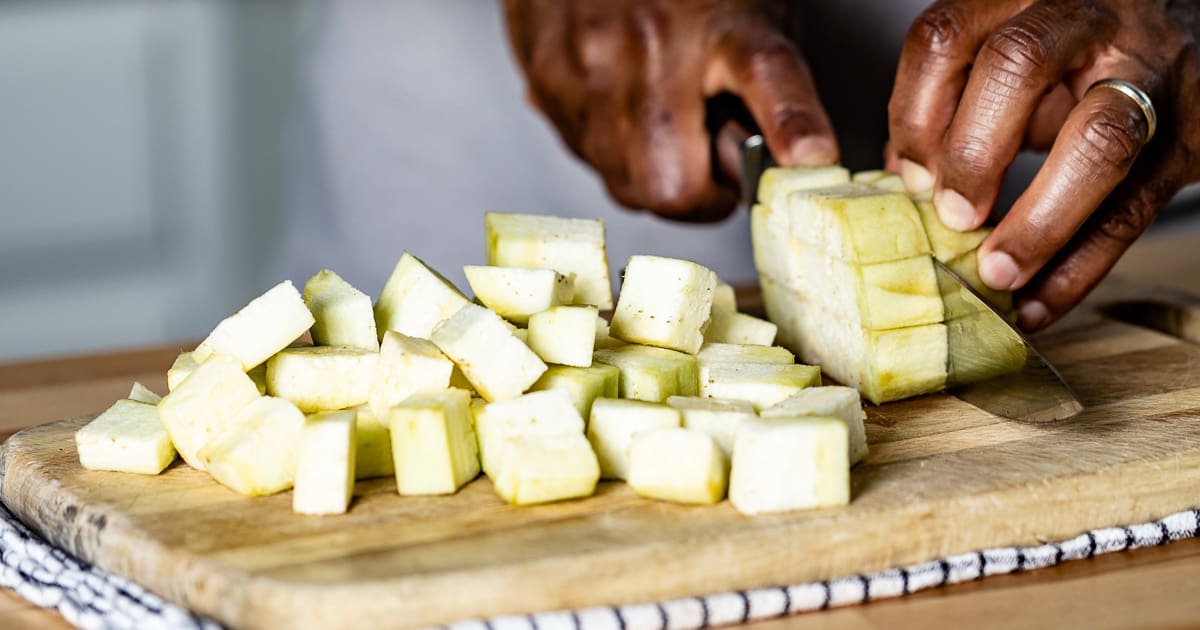 Cutting eggplant slices into bread … – License image – 10173092