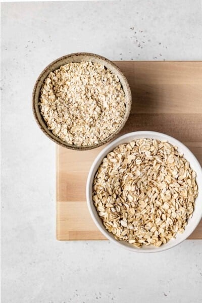 old fashioned oats versus quick oats displayed in two bowls.