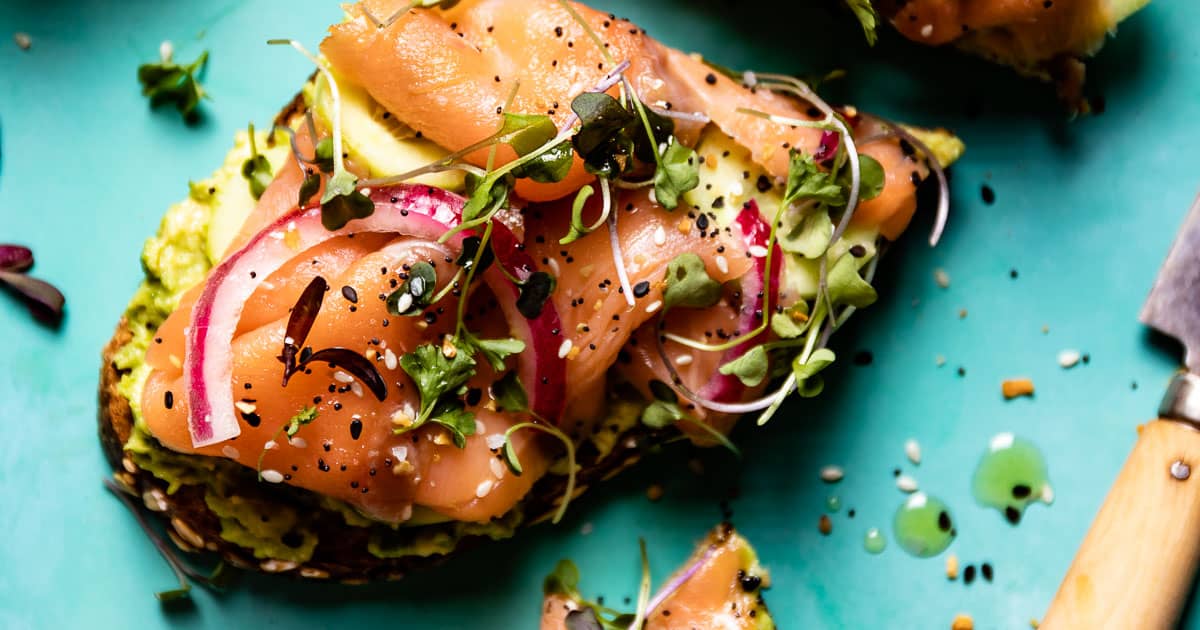 https://foolproofliving.com/wp-content/uploads/2023/04/avocado-toast-with-smoked-salmon.jpg